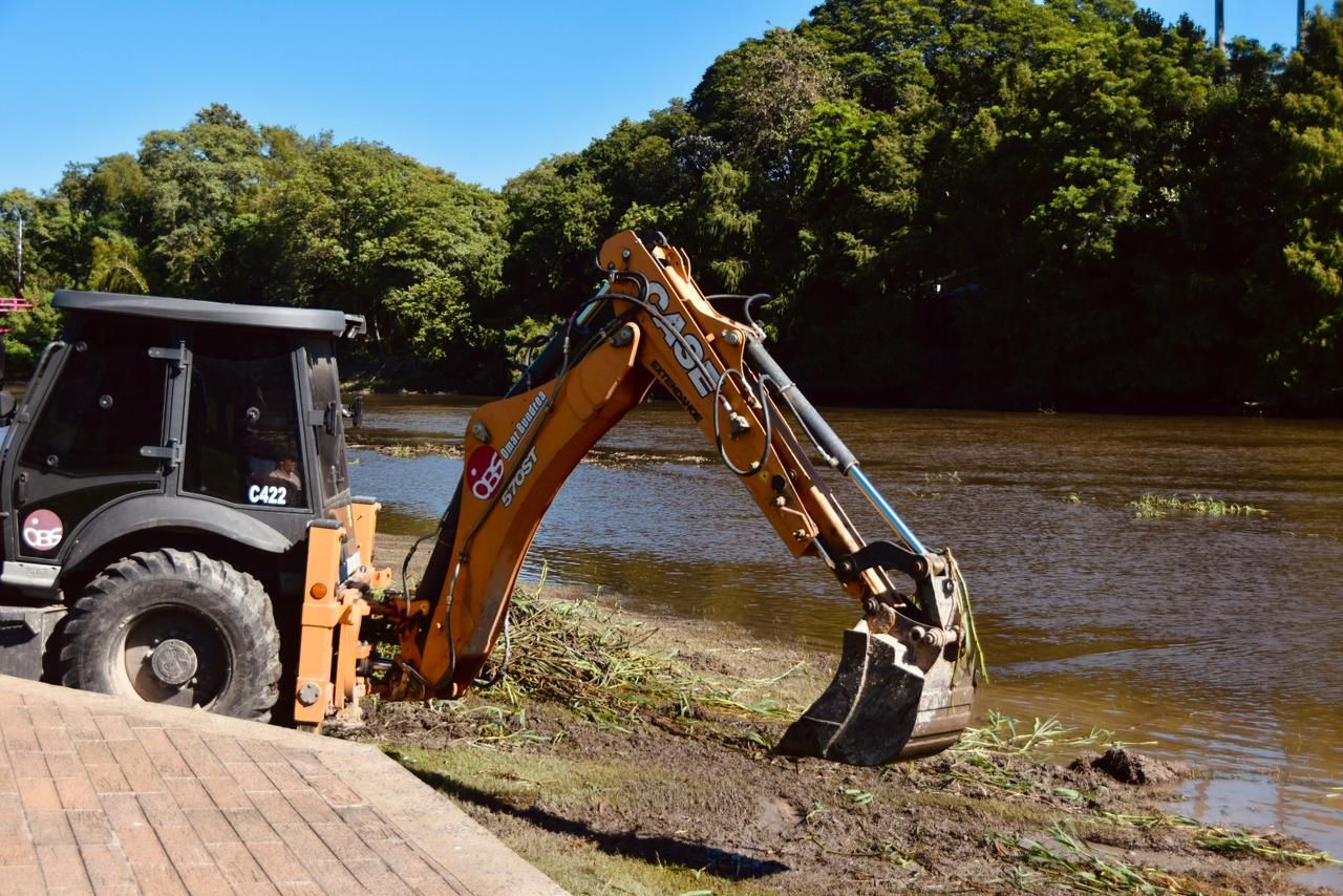 AVANZAN LAS OBRAS DE PAVIMENTACIÓN EN VILLA ELISA Y LA LIMPIEZA DEL RÍO NEGRO