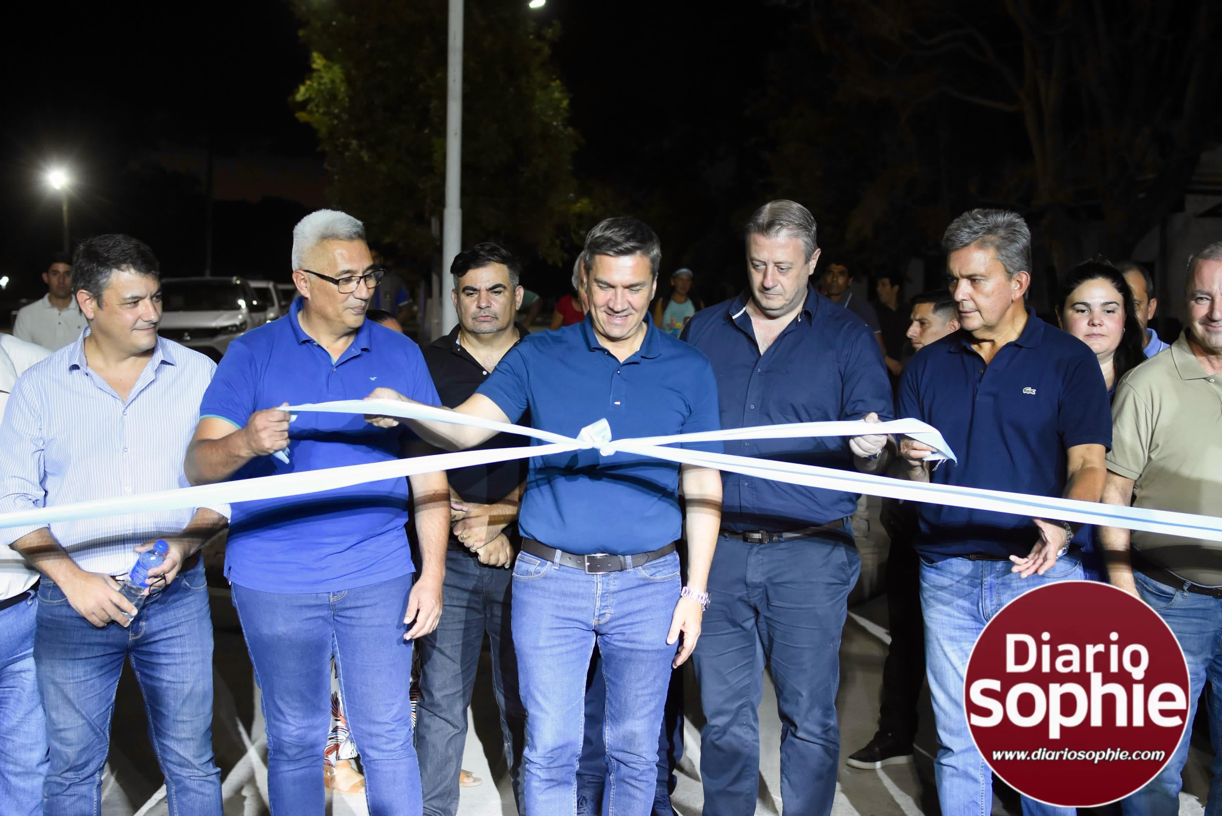 NAPENAY: EL GOBERNADOR ZDERO INAUGURÓ CUADRAS DE PAVIMENTO URBANO Y ALUMBRADO PÚBLICO PARA LA COMUNIDAD