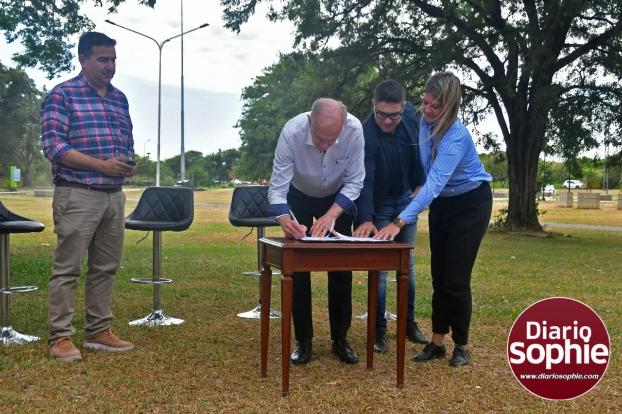 EL GOBIERNO PROVINCIAL REALIZÓ EL TRASPASO DEL PARQUE DE LA DEMOCRACIA A LA MUNICIPALIDAD DE RESISTENCIA