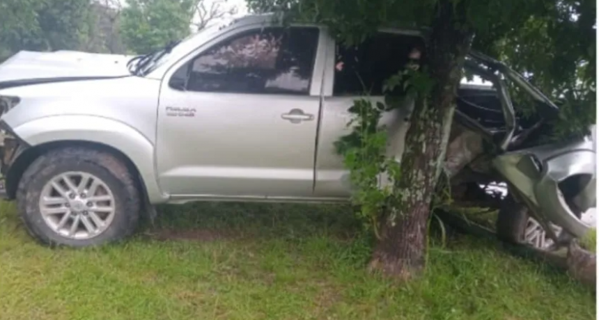 CONDUCTOR SE DURMIÓ Y CHOCÓ SU CAMIONETA CONTRA UN POSTE EN EL ACCESO A MAKALLÉ