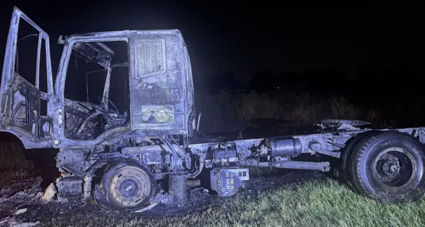 🔥 UN CAMIÓN SE INCENDIÓ EN PLENA RUTA 95 Y EL CHOFER LOGRÓ PONERSE A SALVO