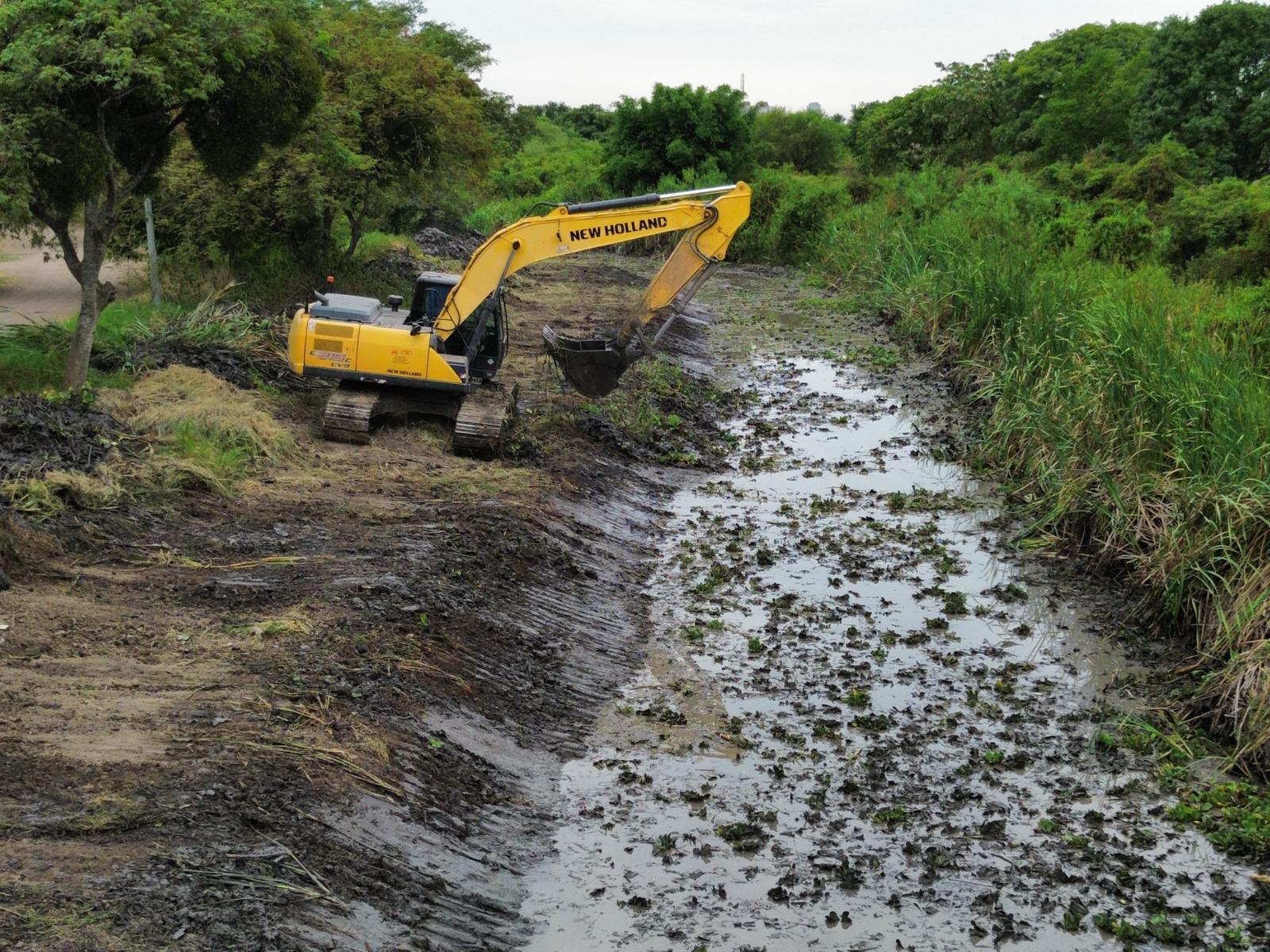 EL GOBIERNO PROVINCIAL TRABAJA EN LA LIMPIEZA DEL RIACHO ARAZÁ Y DEL CANAL AEROPUERTO