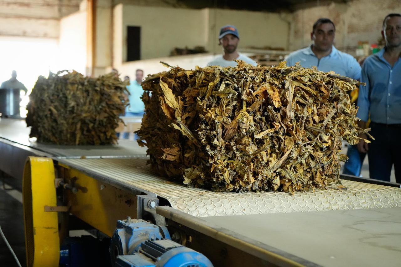 EL GOBERNADOR ZDERO ENTREGÓ MAQUINARIAS A PRODUCTORES TABACALEROS EN COLONIA BENÍTEZ