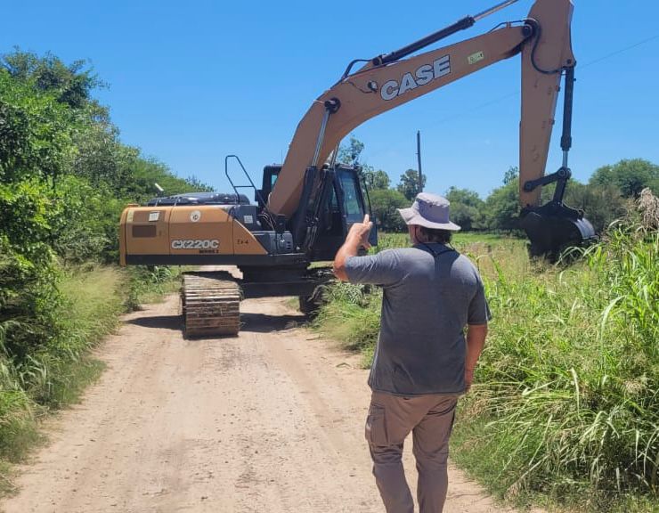 APA Y VIALIDAD PROVINCIAL EJECUTAN TAREAS DE SANEAMIENTO EN EL CANAL III DEL BAJO HONDO GRANDE