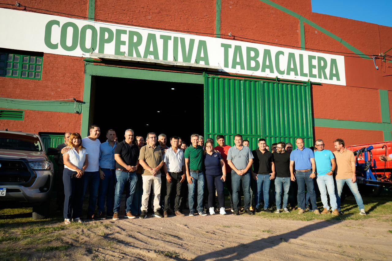 EL GOBERNADOR ZDERO ENTREGÓ MAQUINARIAS A PRODUCTORES TABACALEROS EN COLONIA BENÍTEZ
