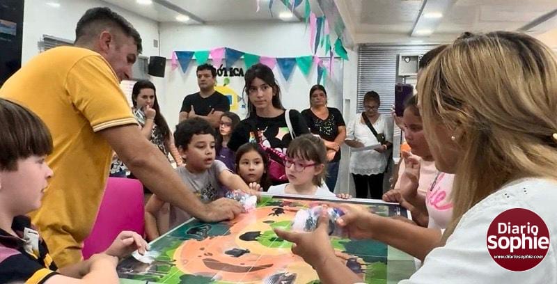 APRENDER EN VERANO: EXITOSA EXPOSICIÓN DEL MONTE CHAQUEÑO EN EL AULA TALLER MÓVIL INSTALADO EN LA PLAZA CENTRAL