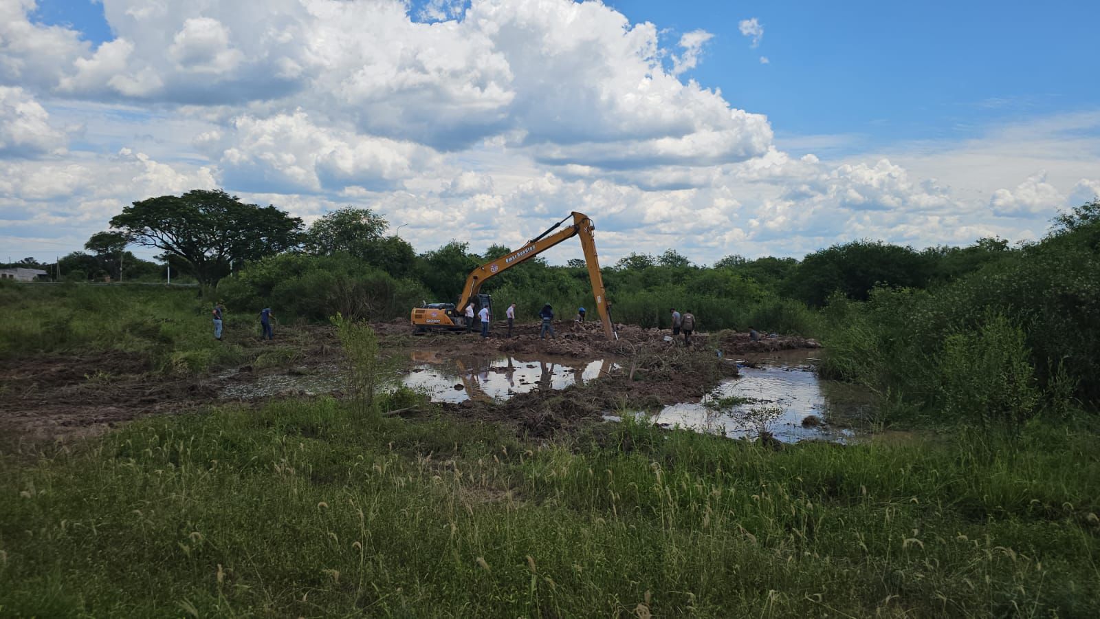 RESTABLECEN EL SERVICIO DE AGUA EN CASTELLI Y EN LOCALIDADES ALEDAÑAS