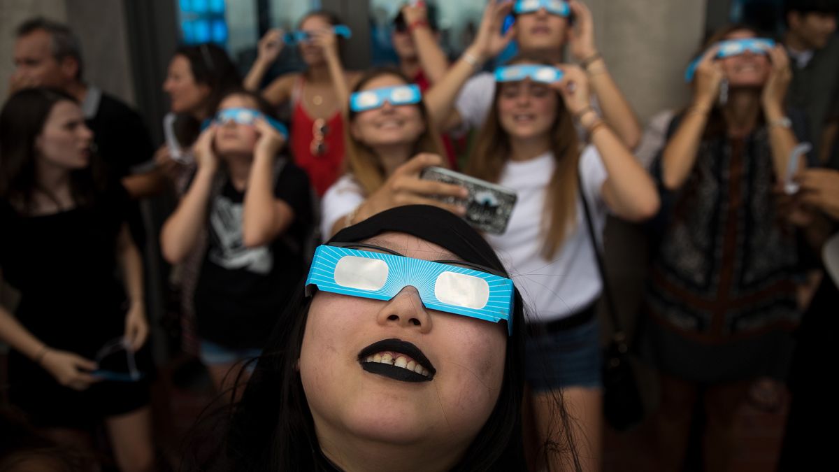 Las falsas gafas para eclipse llegan al mercado: cómo saber si tienes un par falsificado