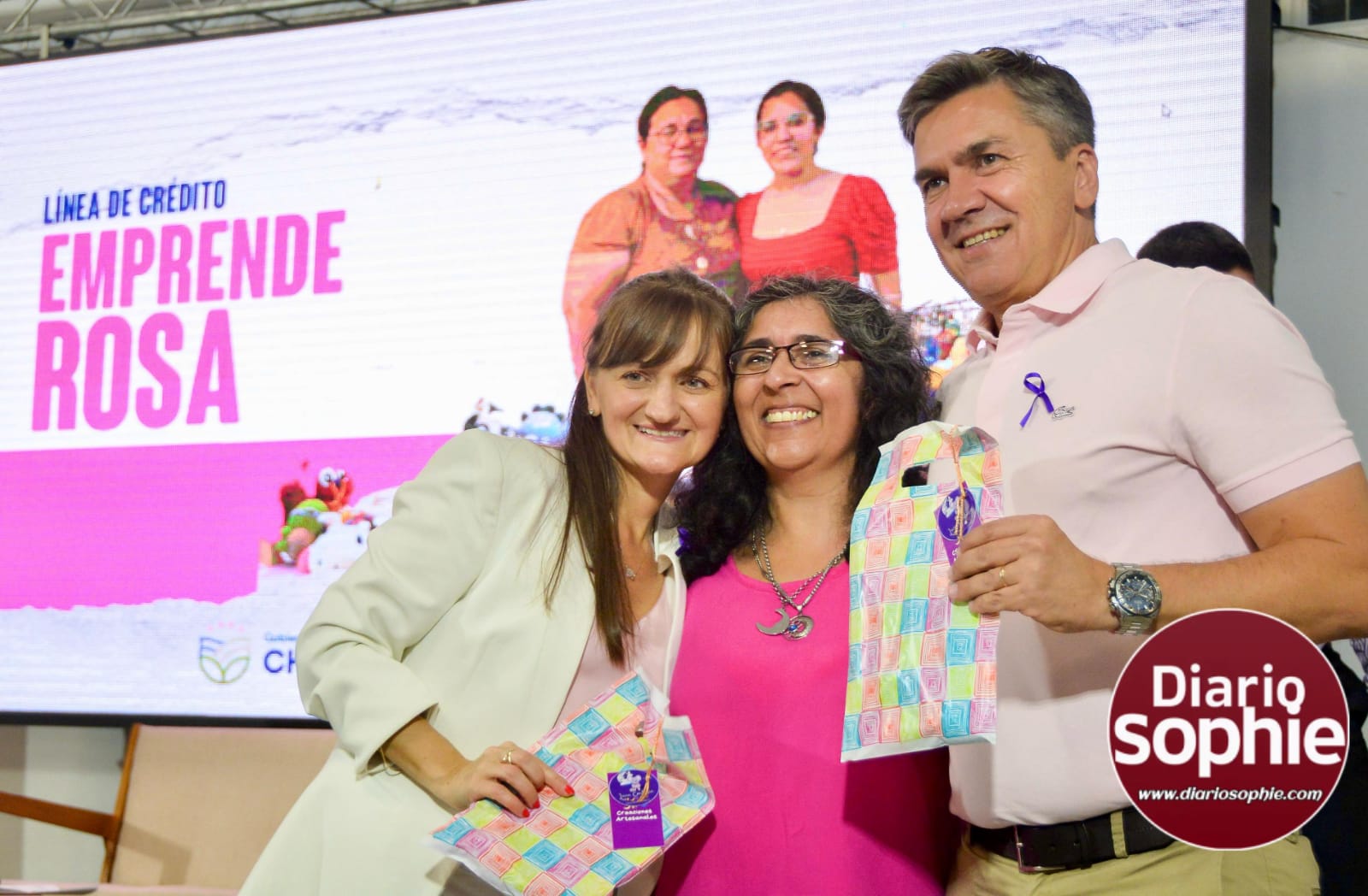 ENCUENTRO DE MUJERES FUERTES, VOCES PODEROSAS: EL GOBERNADOR ZDERO RATIFICÓ SU COMPROMISO Y ANUNCIÓ EL EMPRENDE ROSA 2025