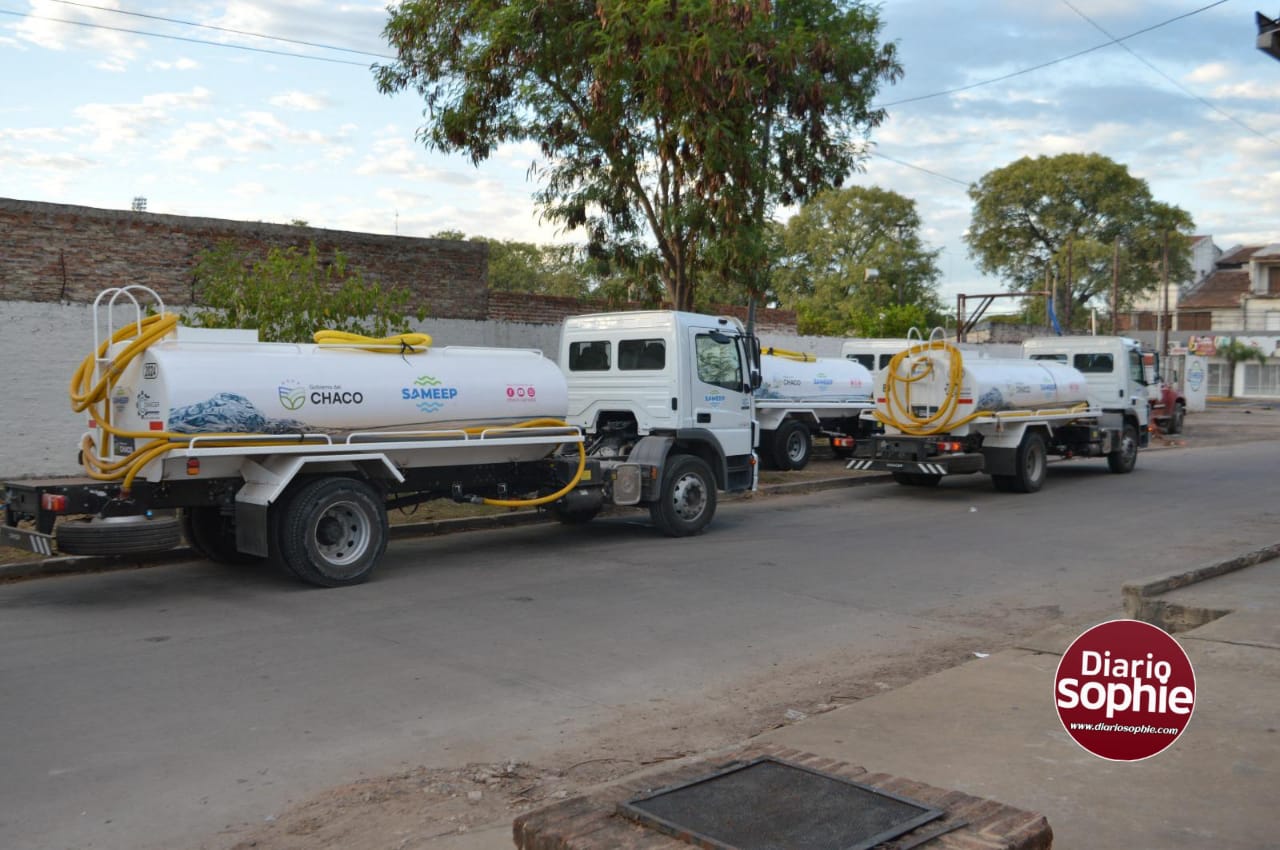 ÁREA METROPOLITANA: SAMEEP REFUERZA SU ASISTENCIA CON CAMIONES DE AGUA A GRANEL, EN DISTINTOS BARRIOS