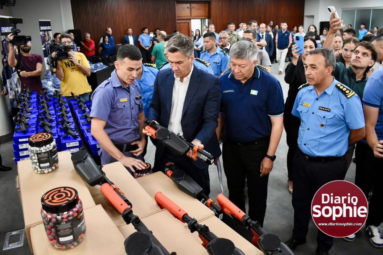 EL GOBERNADOR ZDERO ENTREGÓ EQUIPAMIENTO, PRESENTÓ LA UNIDAD CICLISTA DE ACCIÓN RÁPIDA Y LAS ARMAS NO LETALES