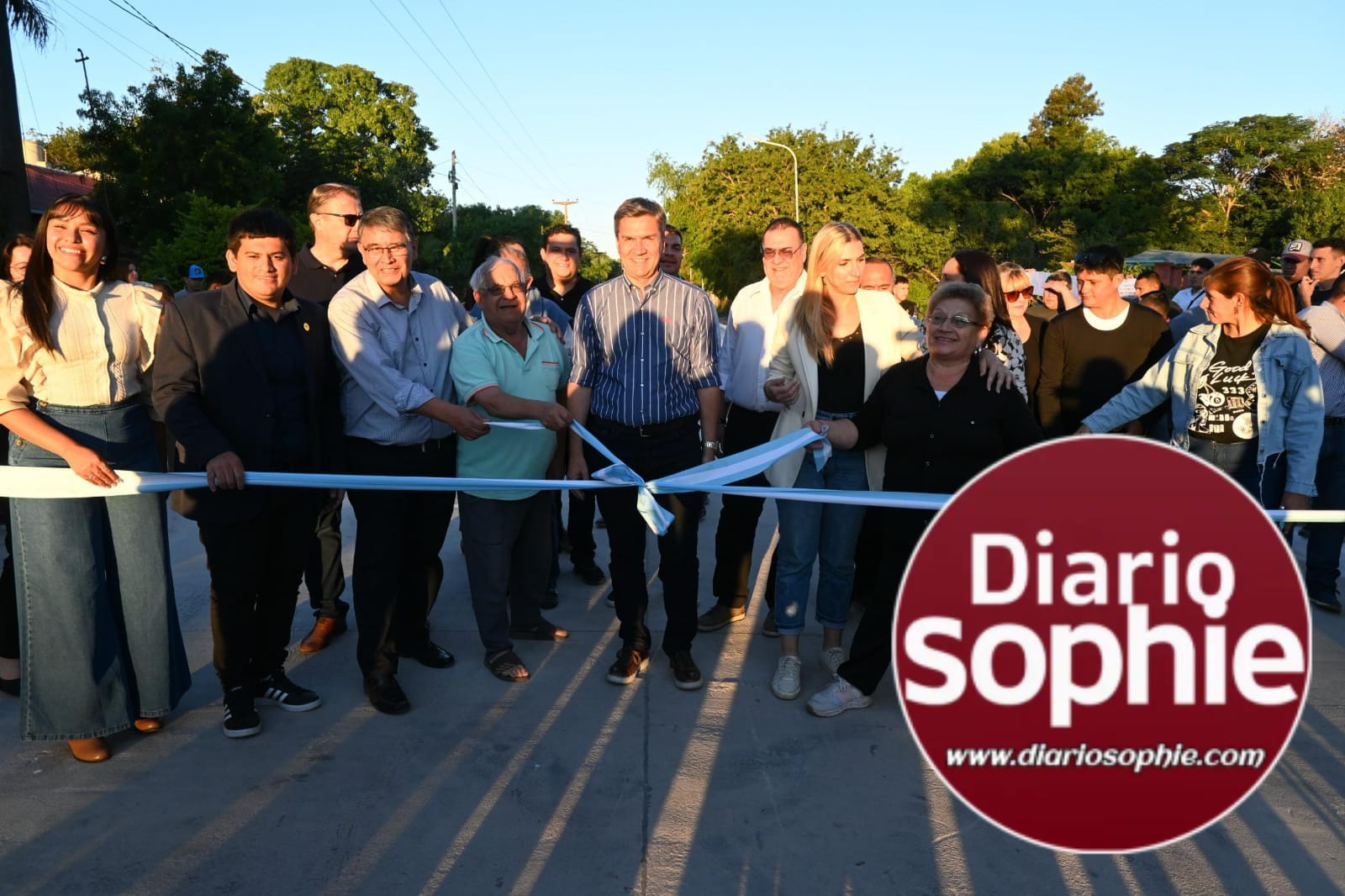 EL GOBERNADOR ZDERO INAUGURÓ CUADRAS DE PAVIMENTO URBANO EN LAS PALMAS