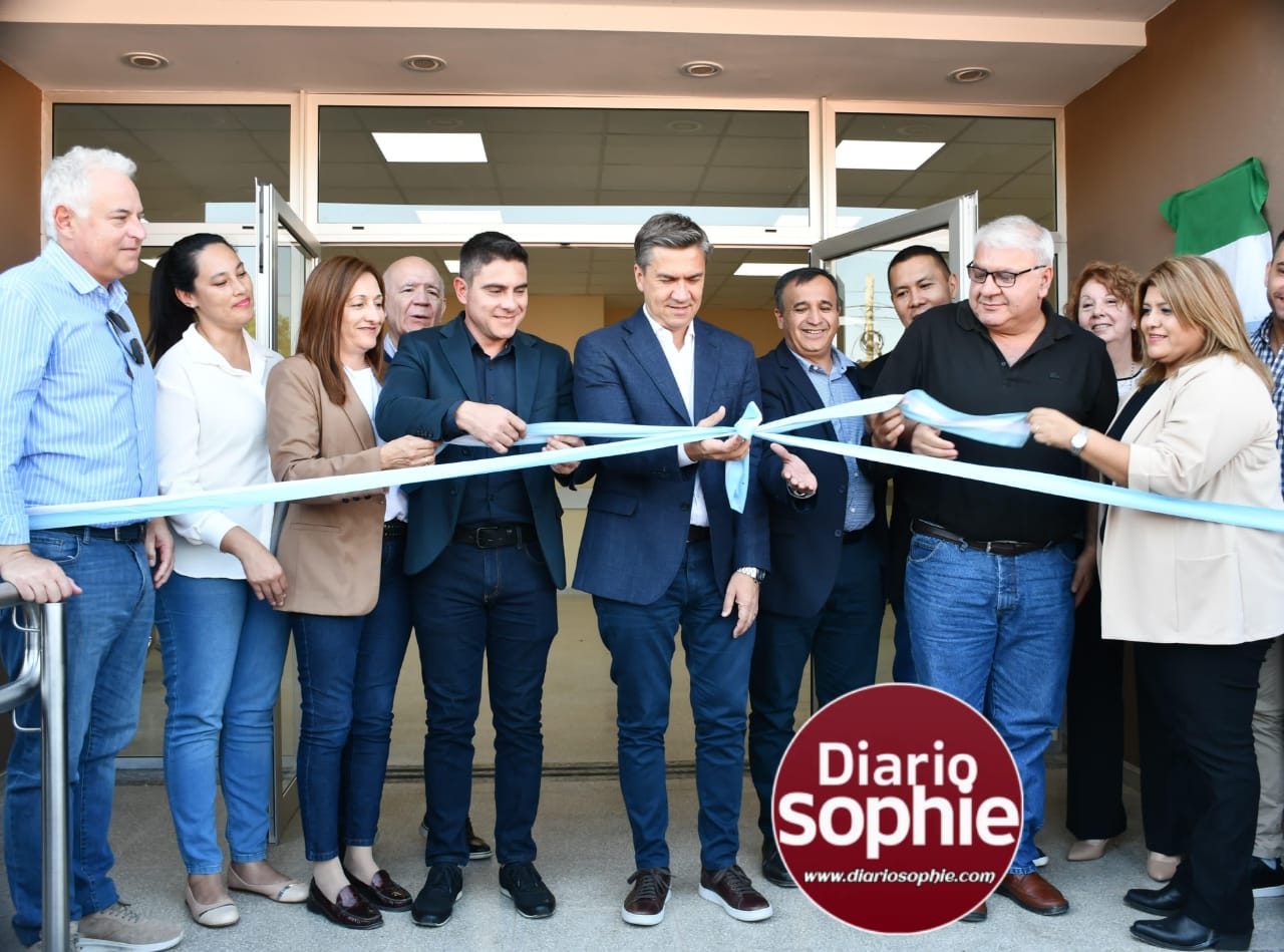 HOSPITAL DE SAN BERNARDO: EL GOBERNADOR ZDERO INAUGURÓ LAS REFACCIONES INTEGRALES. ADEMÁS, ENTREGÓ AMBULANCIAS Y UNA CAMIONETA