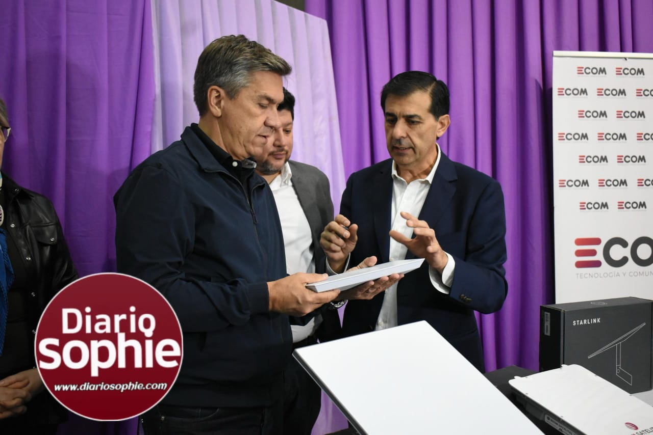 HISTÓRICO: EL GOBERNADOR ZDERO ENTREGÓ 400 ANTENAS SATELITALES PARA BENEFICIAR A ESCUELAS CHAQUEÑAS