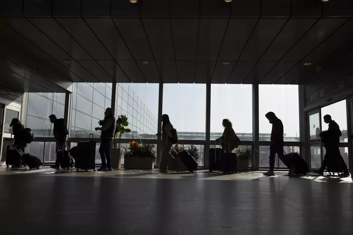 ⚠️ Alerta Máxima: Desactivan Potencial Bomba en Aeropuerto de Los Ángeles; FBI Investiga Conexión Terrorista.