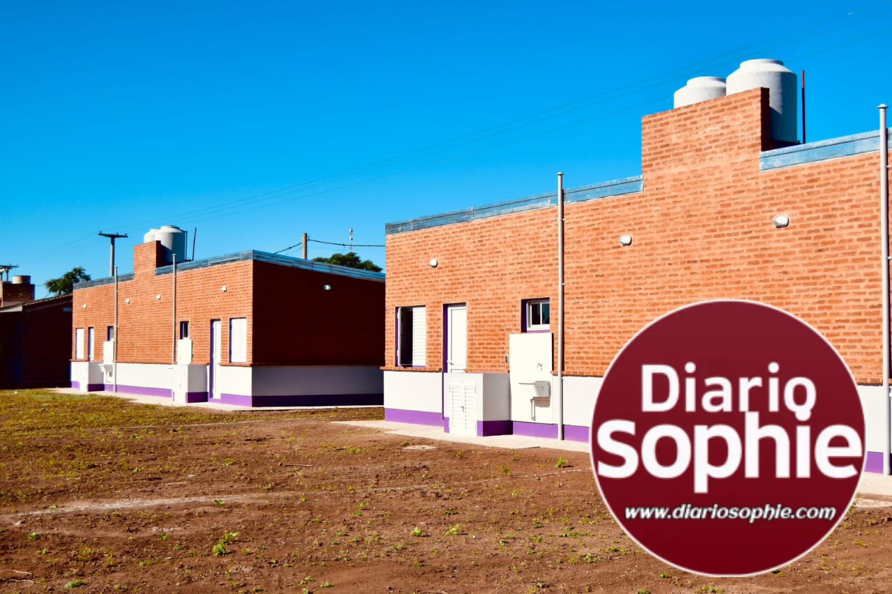 PLAN VIVIENDAS ÑACHEC: EL GOBERNADOR ZDERO ENTREGÓ LAS PRIMERAS CASAS A FAMILIAS EN RÍO MUERTO