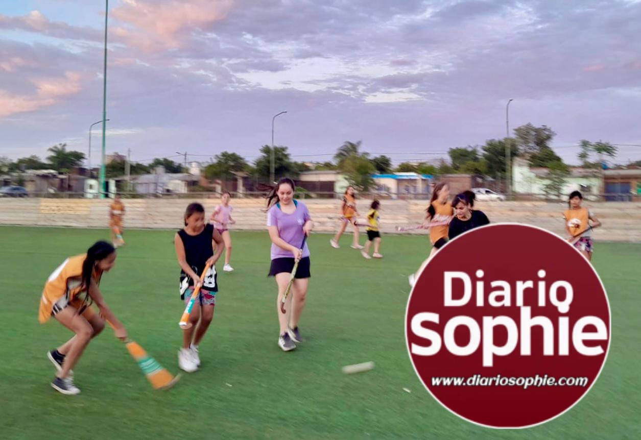 RESISTENCIA: CLASES DE HOCKEY EN EL PARQUE URBANO TIRO FEDERAL