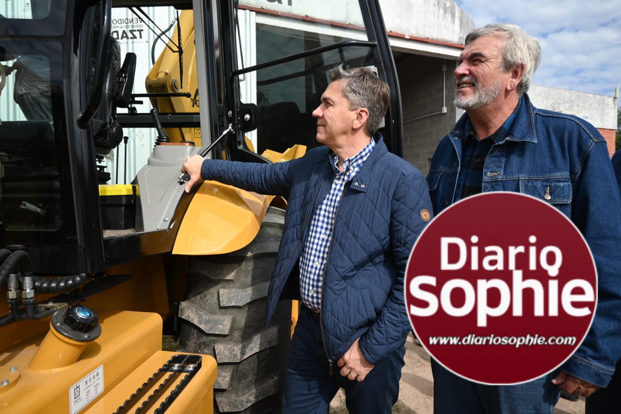 ESTE SÁBADO: SE ENTREGÓ UNA NUEVA MAQUINARIA PARA EL CONSORCIO CAMINERO N°65 