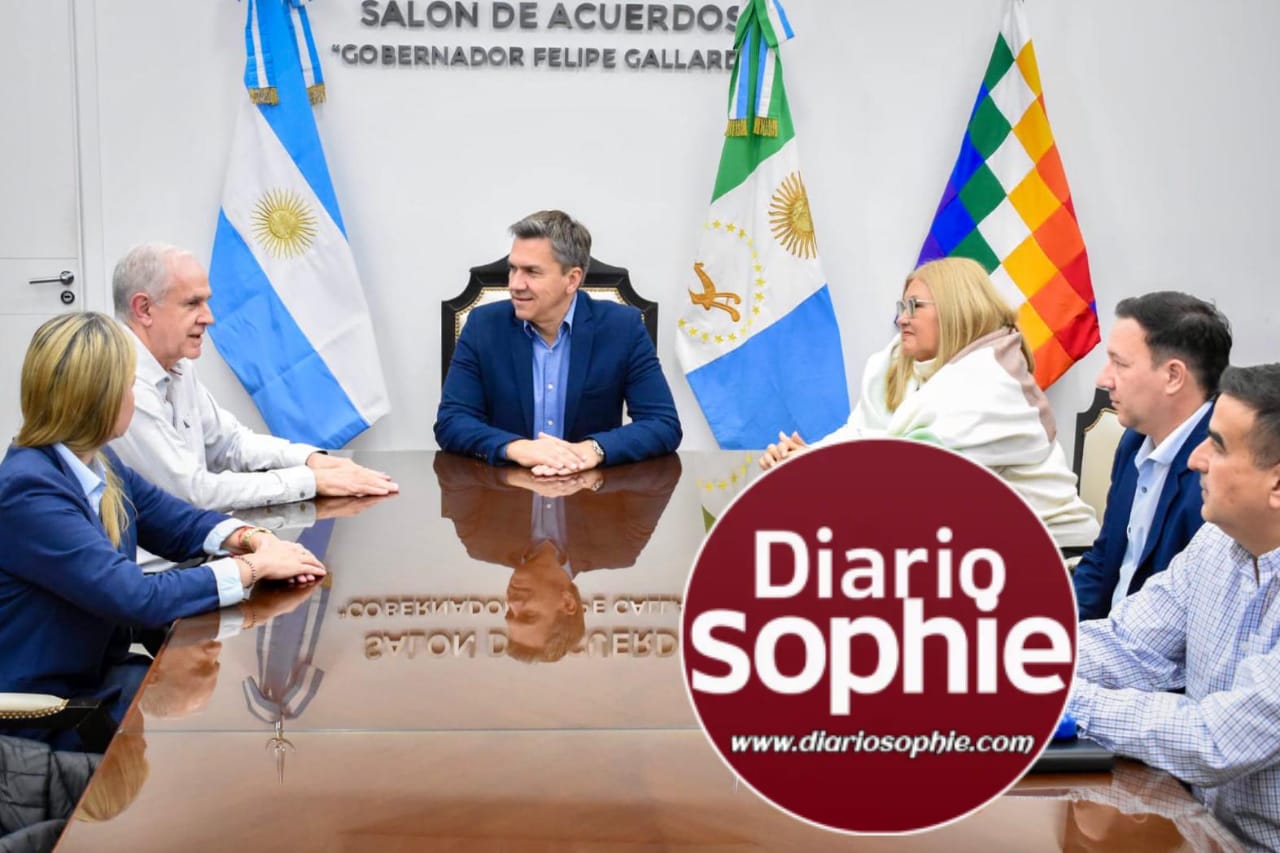 EL GOBERNADOR ZDERO RUBRICÓ LA ESCRITURA QUE TRANSFIERE EL PARQUE DE LA DEMOCRACIA A LA MUNICIPALIDAD DE RESISTENCIA