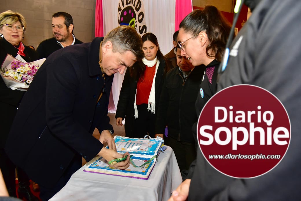LAS GARCITAS: EL GOBERNADOR ZDERO RATIFICÓ LA POLÍTICA EDUCATIVA CON LAS ENTREGAS DE ELEMENTOS DEPORTIVOS Y DE ÚTILES A ESCUELAS DE ESA REGIÓN 