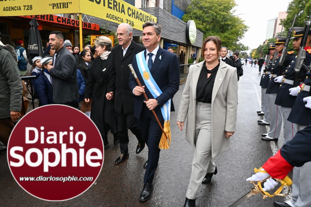 LA LLOVIZNA NO DETUVO EL HOMENAJE A BELGRANO, PERO LA PROMESA SE REPROGRAMÓ POR REGUARDO DE LOS ALUMNOS