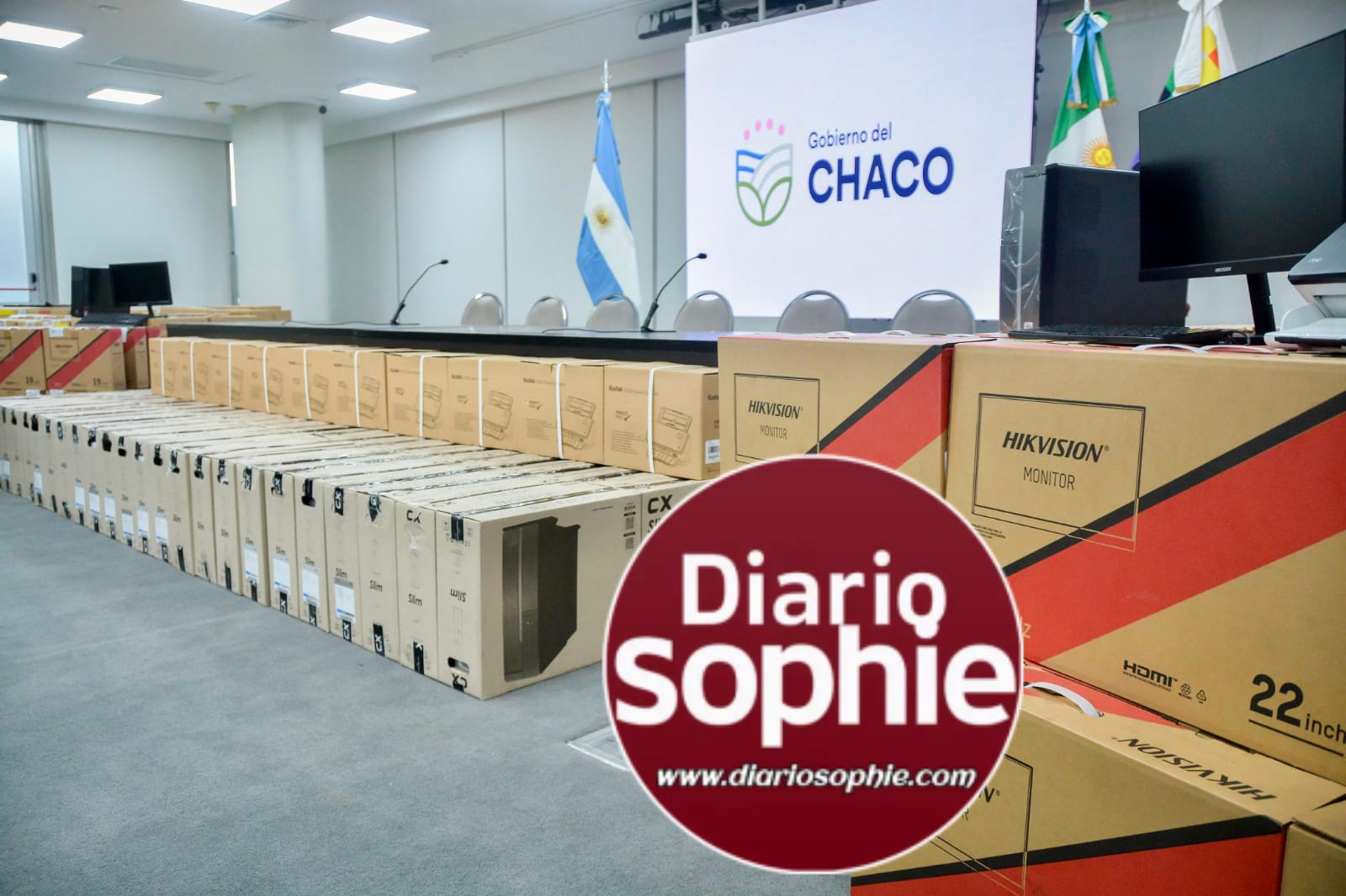 EL GOBERNADOR ZDERO ENTREGÓ EQUIPOS INFORMÁTICOS PARA REGISTROS CIVILES DE TODA LA PROVINCIA