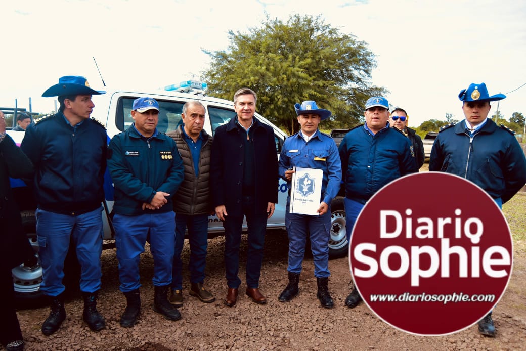 EL GOBERNADOR ZDERO ENTREGÓ UNA CAMIONETA 4X4 PARA FORTALECER AL DESTACAMENTO RURAL DE LA LEONESA