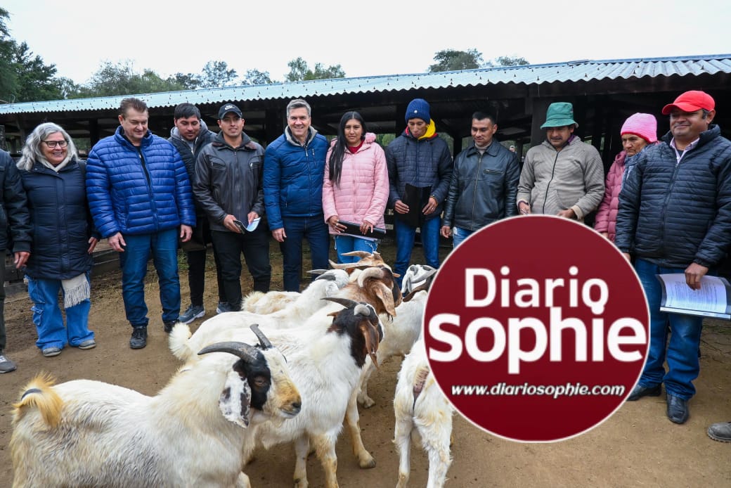 EL SAUZALITO: EL GOBERNADOR ZDERO ENTREGÓ REPRODUCTORES CAPRINOS PARA PROMOVER EL DESARROLLO GANADERO DE LA ZONA