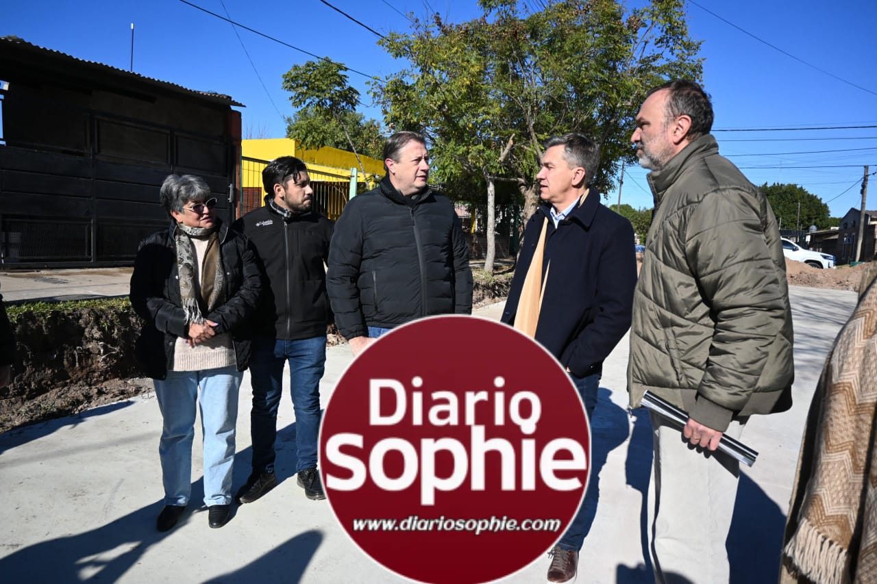 PUERTO TIROL: EL GOBERNADOR ZDERO SUPERVISÓ LAS OBRAS DE PAVIMENTO EN EL BARRIO 17 DE OCTUBRE