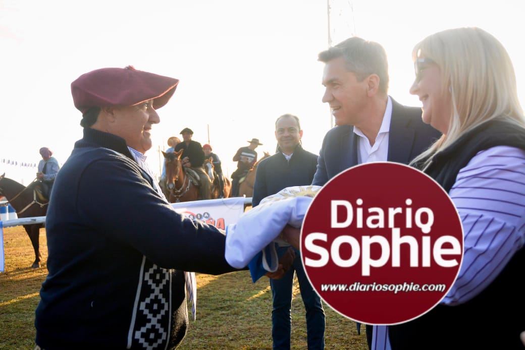 COLONIA POPULAR: EL GOBERNADOR ZDERO ACOMPAÑÓ EL PRIMER FESTIVAL PROVINCIAL DE LA BANDERA ARGENTINA