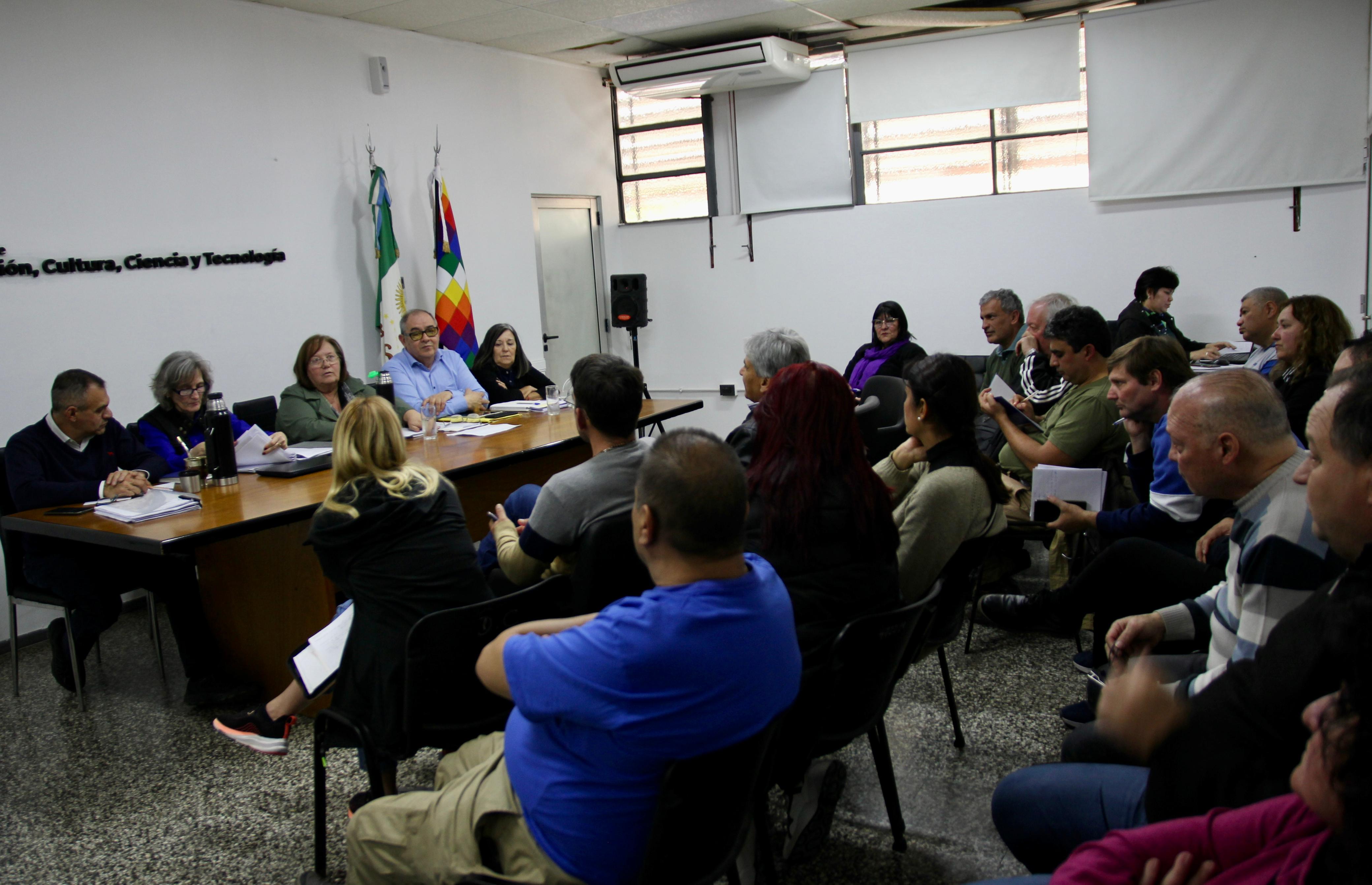 ESTABILIDAD LABORAL DOCENTE: EDUCACIÓN AVANZA EN ACUERDOS PARA LOS NIVELES SECUNDARIO Y SUPERIOR