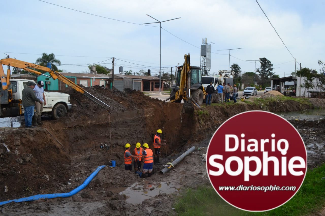 RESISTENCIA: SAMEEP RESTABLECE EL SERVICIO DE AGUA POTABLE EN VILLA LUZURIAGA, TRAS REPARACIÓN DE CAÑERÍA