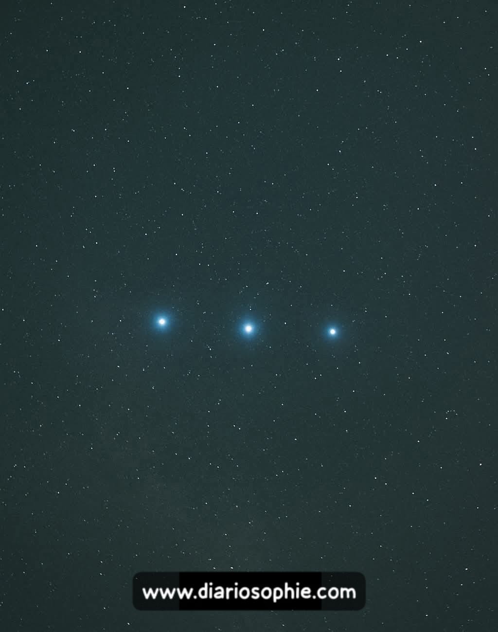 LA LÍNEA PERFECTA DE TRES ESTRELLAS ES EN REALIDAD UN COMPLEJO SISTEMA DE NUEVE ESTRELLAS