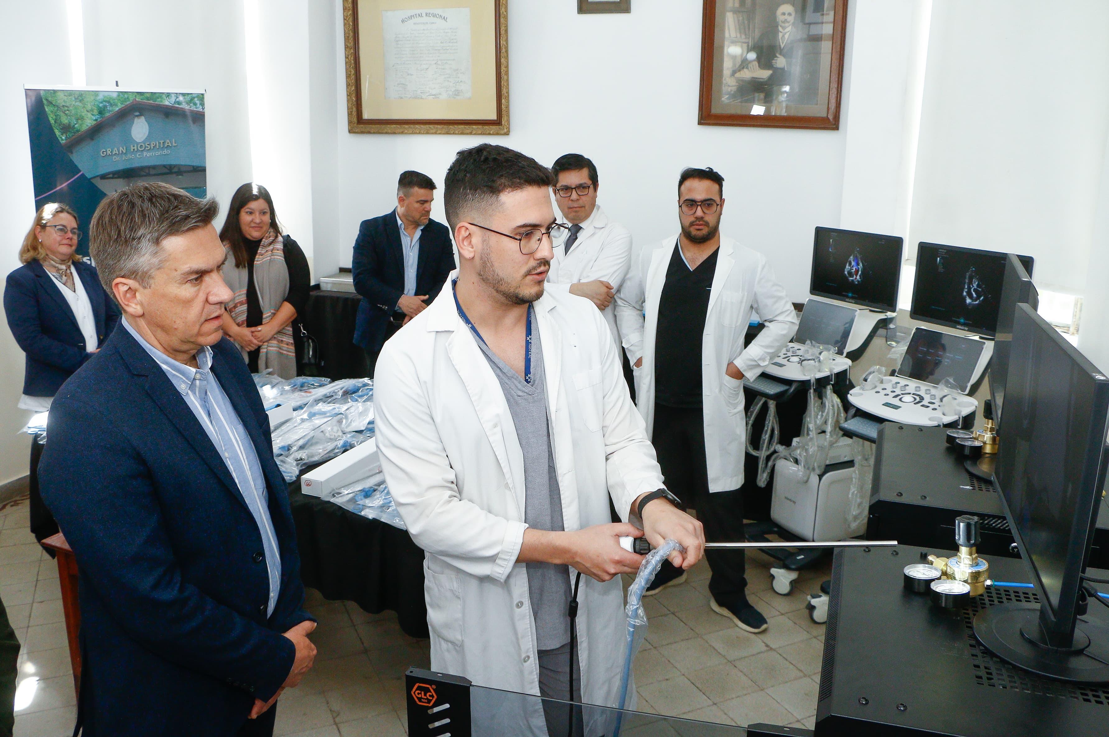 EL GOBERNADOR ZDERO ENTREGÓ NUEVO EQUIPAMIENTO DE ALTA TECNOLOGÍA PARA CIRUGÍAS LAPAROSCÓPICAS AL HOSPITAL PERRANDO