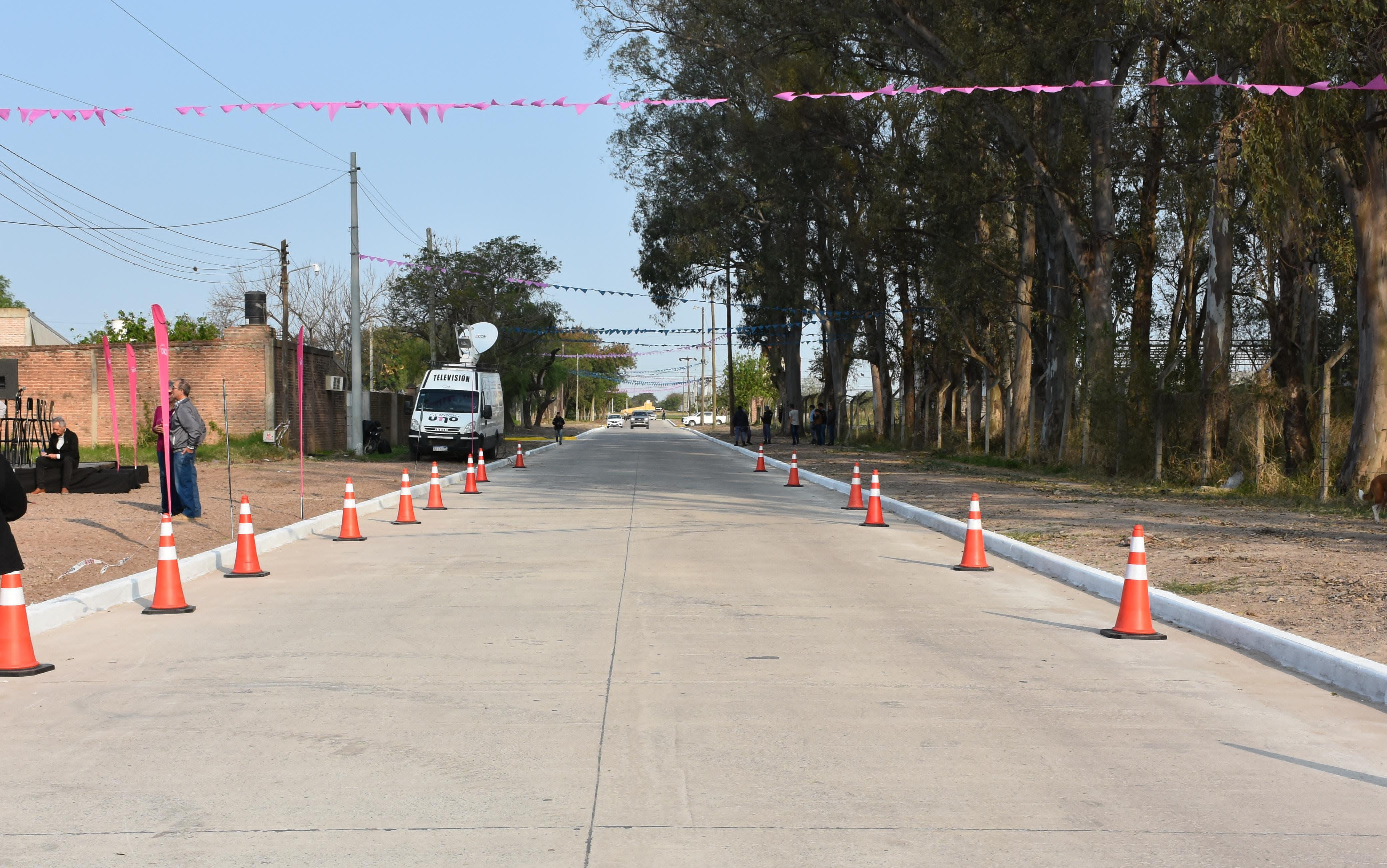 OBRAS QUE MEJORAN LA CALIDAD DE VIDA: EL GOBERNADOR ZDERO INAUGURÓ CUADRAS DE PAVIMENTO EN EL BARRIO ARAMBURU DE RESISTENCIA