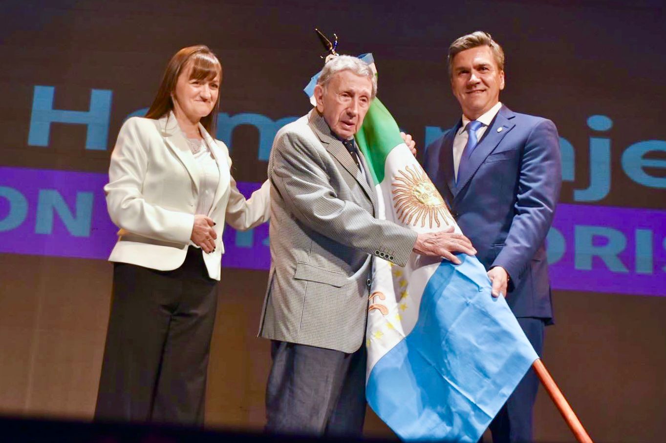 -Día de la Bandera del Chaco- EL GOBIERNO PROVINCIAL RINDIÓ HOMENAJE Y DECLARÓ ABANDERADO DE LA PROVINCIA A DON LUIS LANDRISCINA