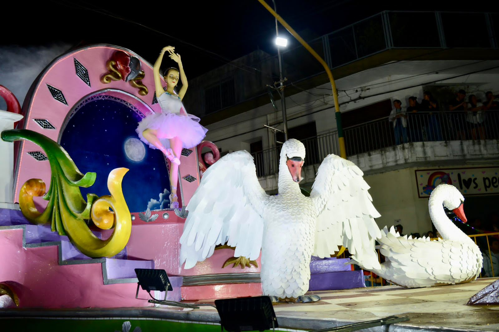 LAS BREÑAS: EL GOBERNADOR ZDERO ACOMPAÑÓ EL DESFILE PROVINCIAL DE CARROZAS DE LOS ESTUDIANTES