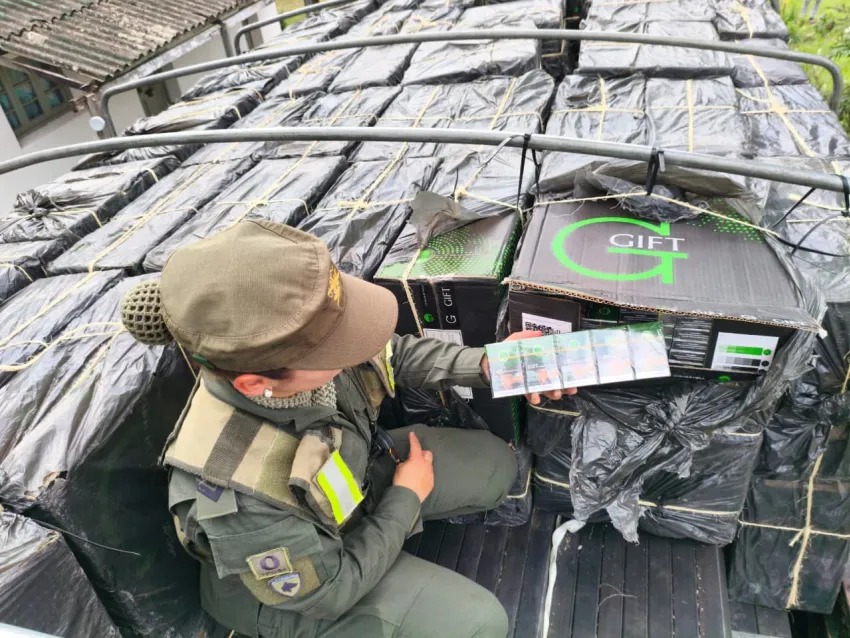 LA GENDARMERÍA SECUESTRA UN MILLONARIO CARGAMENTO DE CIGARRILLOS EN LA RUTA 11