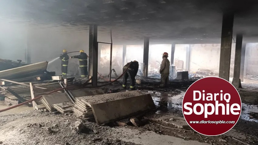 SE REGISTRÓ UN INCENDIO EN UN EDIFICIO ABANDONADO DE RESISTENCIA.