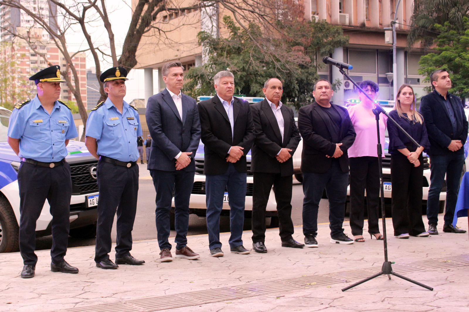 EL GOBERNADOR ZDERO ENTREGÓ PATRULLEROS Y MOTOS PARA COMISARÍAS DE RESISTENCIA Y EL INTERIOR