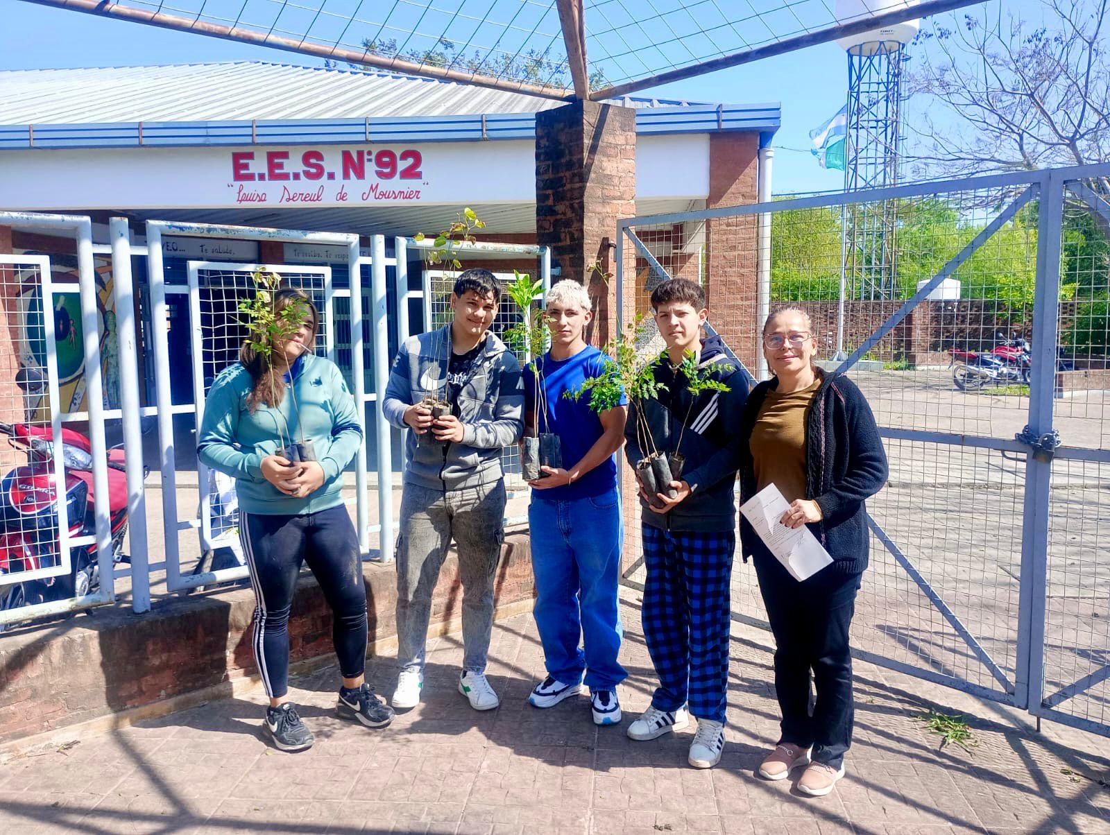 CHACO PLANTA VIDA: CONTINÚA LA PLANTACIÓN DE ÁRBOLES AUTÓCTONOS EN ESCUELAS Y JARDINES