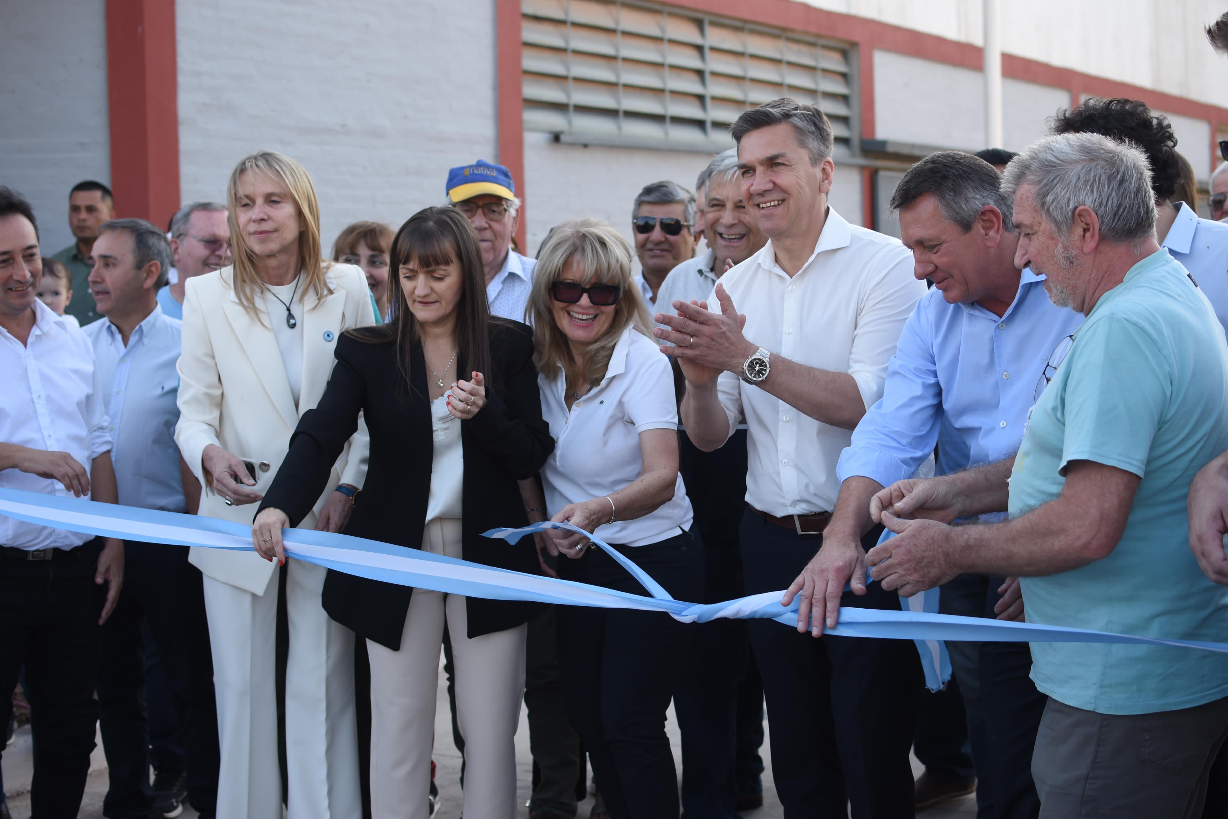 MÁS Y MEJOR CONECTIVIDAD VIAL: EL GOBERNADOR ZDERO INAUGURÓ CUADRAS DE PAVIMENTO EN CHARATA