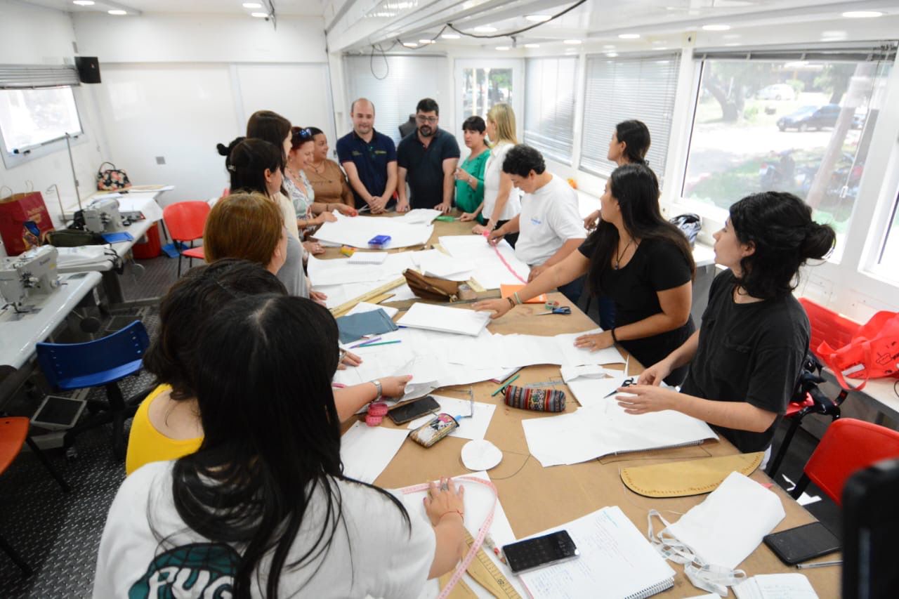 EDUCACIÓN, MUNICIPALIDAD DE RESISTENCIA Y LA  UNNE DIERON INICIO AL TALLER DE AUXILIAR TEXTIL