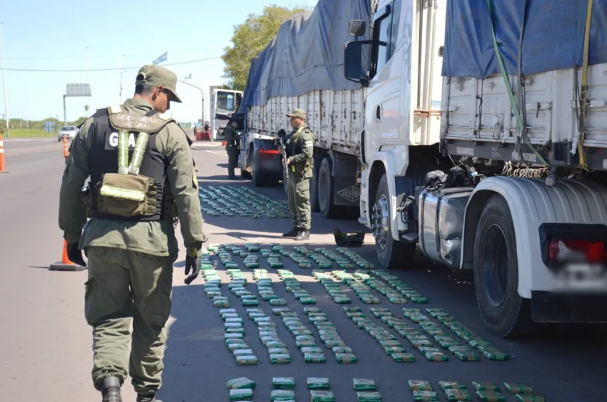 MILLONARIO DECOMISO DE HOJAS DE COCA EN RUTA 11 TRAS OLFATO DE GENDARMERÍA