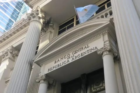 EL DÓLAR TOCA EL TECHO Y EL BANCO CENTRAL SE DESGARRA VENDIENDO RESERVAS.