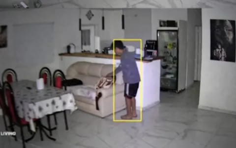 DETIENEN A HIJO DE 