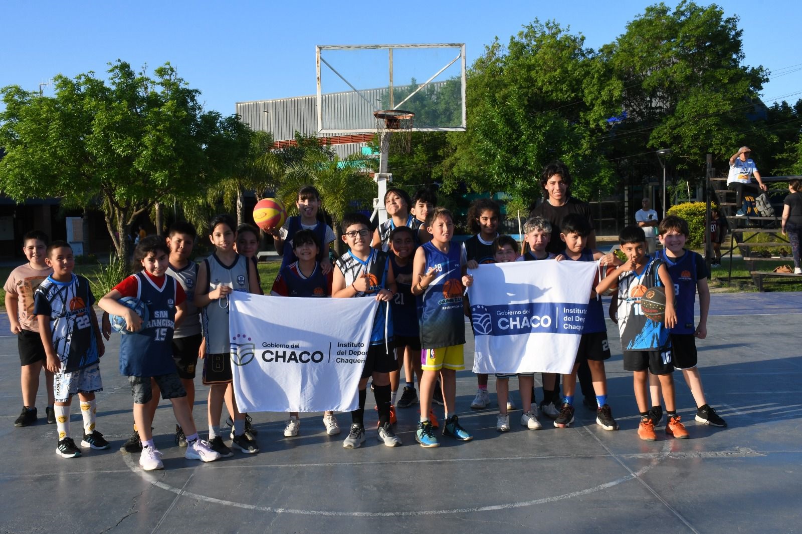 EL INSTITUTO DEL DEPORTE CHAQUEÑO INVITA A SUMARSE A LAS CLASES GRATUITAS DE BÁSQUET EN EL POLIDEPORTIVO JAIME ZAPATA.