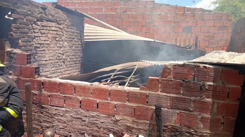 TRAGEDIA EN PUERTO TIROL: MURIERON UN GATO, UN PERRO Y UN LORO EN UN INCENDIO DOMÉSTICO