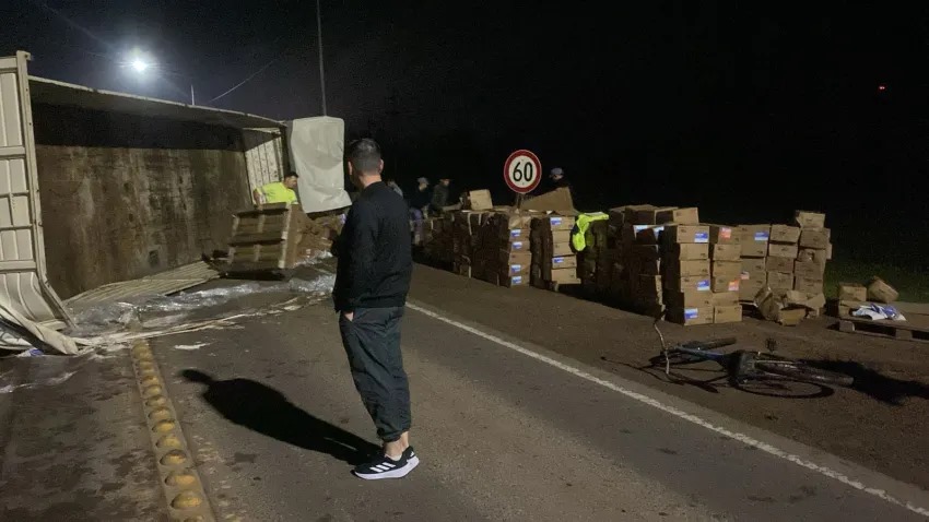 VUELCO DE ACOPLADO EN LA RUTA 16: UN CAMIÓN CON POSTRES LÁCTEOS DESPISTÓ EN QUITILIPI