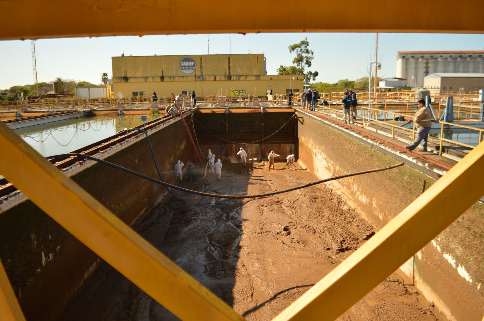 SAMEEP REALIZÓ LIMPIEZA DE DECANTADORES EN LA PLANTA POTABILIZADORA PARA MEJORAR EL SERVICIO EN EL AMGR